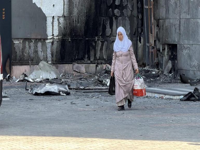 Plazadaki yangının boyutu, gün ağarınca ortaya çıktı