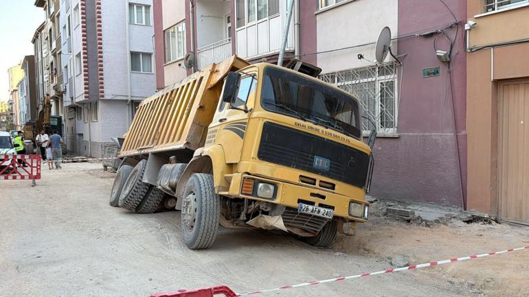 Hafriyat kamyonu, çöken yoldaki çukura düştü