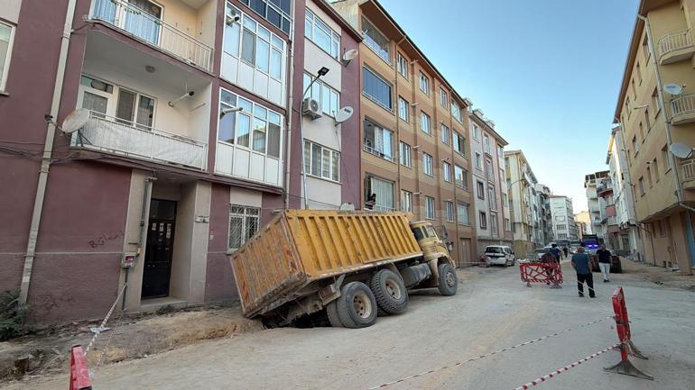 Hafriyat kamyonu, çöken yoldaki çukura düştü