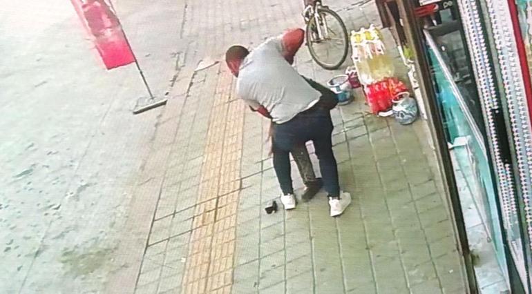 Kütahya’da eski eşinin sokakta bıçakladığı kadın ağır yaralandı; olay anı kamerada