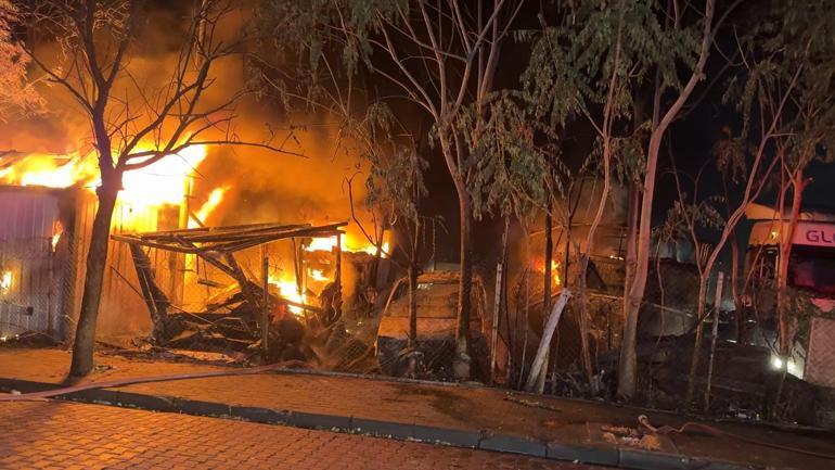 Avcılar’da TIR parkında yangın: 5 araç kullanılamaz hale geldi