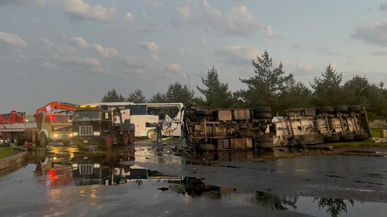 Kayseride yolcu otobüsü ile akaryakıt tankeri çarpıştı: 2’si ağır 35 yaralı