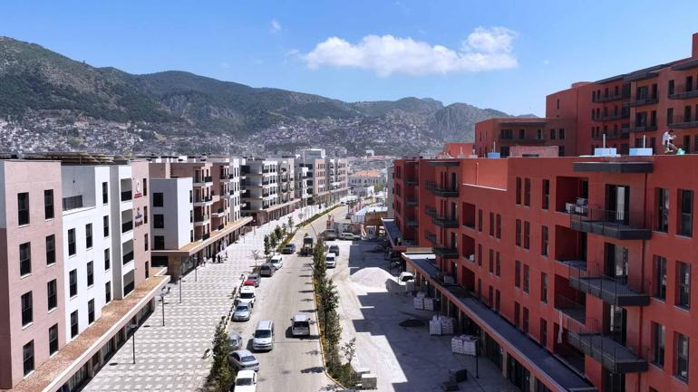 Bakan Kurum: Hatay’da açılan kepenkler yeniden başlayan hayatın sesi oluyor