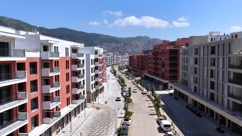 Bakan Kurum: Hatay’da açılan kepenkler yeniden başlayan hayatın sesi oluyor