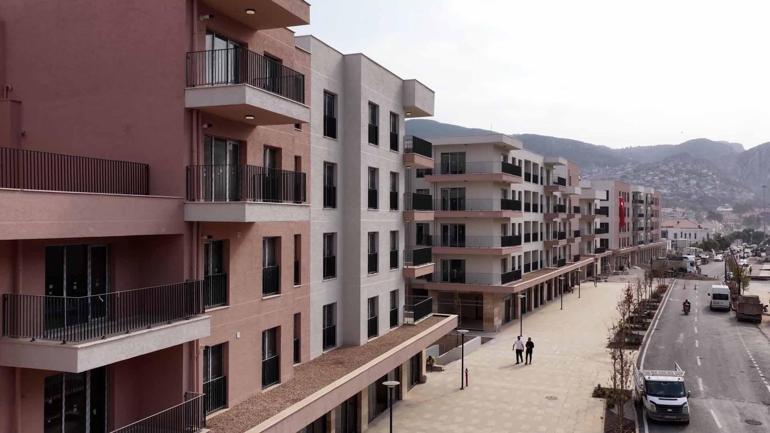 Bakan Kurum: Hatay’da açılan kepenkler yeniden başlayan hayatın sesi oluyor
