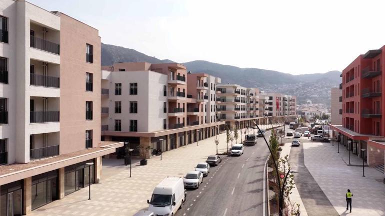 Bakan Kurum: Hatay’da açılan kepenkler yeniden başlayan hayatın sesi oluyor