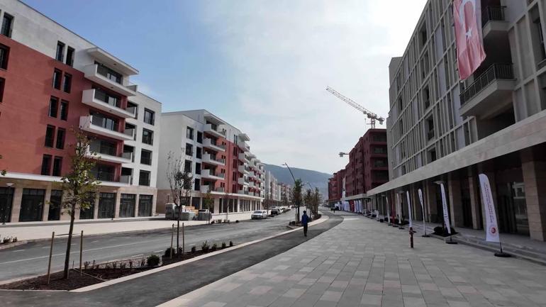 Bakan Kurum: Hatay’da açılan kepenkler yeniden başlayan hayatın sesi oluyor