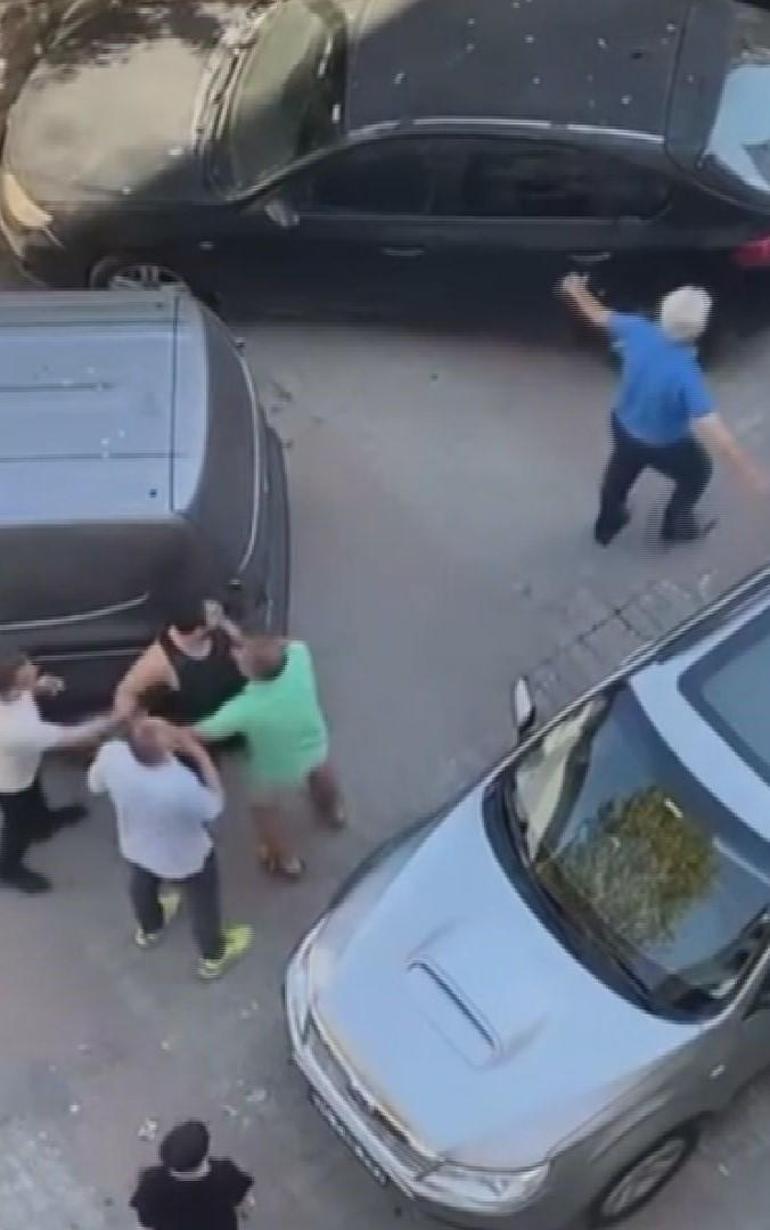 Bakırköyde 2 kişinin yumruklu kavgası kamerada