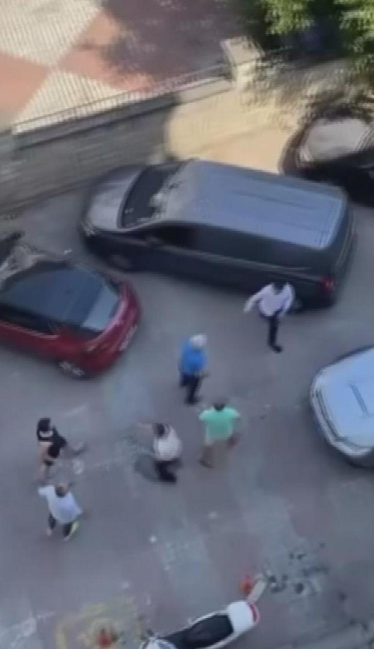 Bakırköyde 2 kişinin yumruklu kavgası kamerada