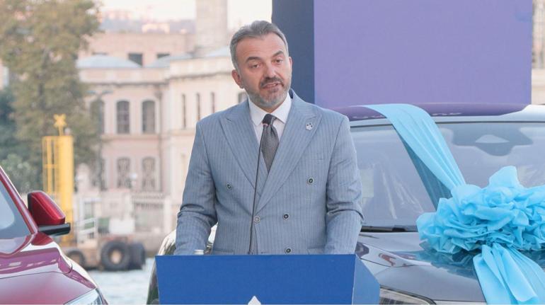 YKSde Türkiye birincisi olan 3 öğrenciye Togg hediye edildi
