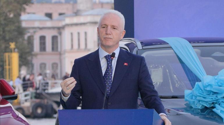 YKSde Türkiye birincisi olan 3 öğrenciye Togg hediye edildi