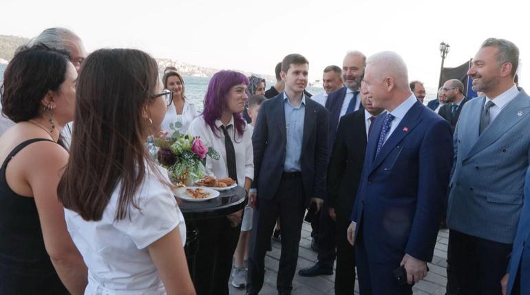 YKSde Türkiye birincisi olan 3 öğrenciye Togg hediye edildi