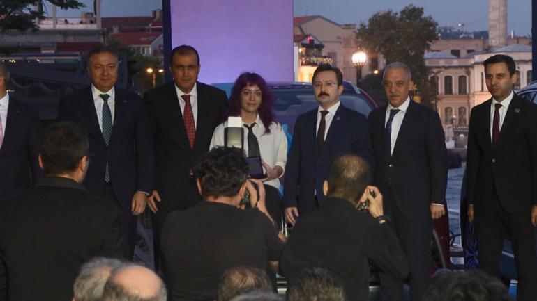 YKSde Türkiye birincisi olan 3 öğrenciye Togg hediye edildi