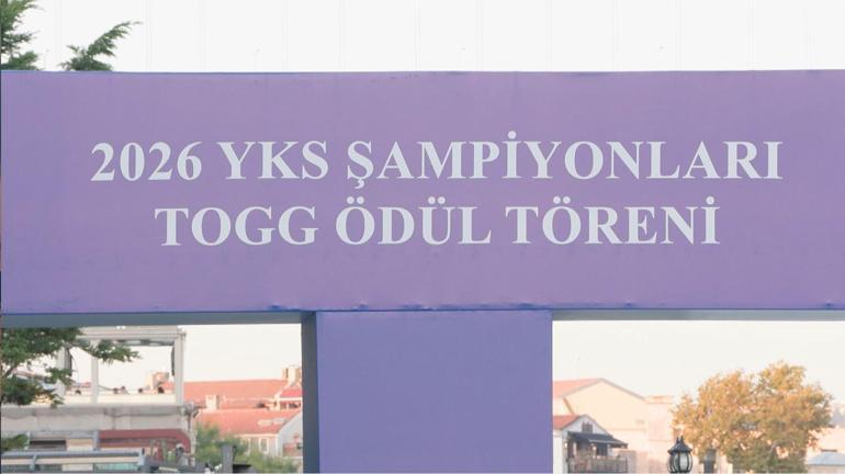 YKSde Türkiye birincisi olan 3 öğrenciye Togg hediye edildi