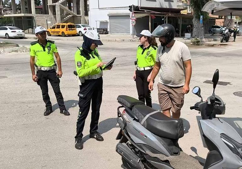 Ehliyetsiz sürücü, motosikletini araçların arasına park edip uygulamadan kaçmak isterken yakalandı