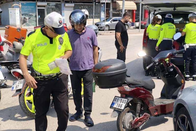 Ehliyetsiz sürücü, motosikletini araçların arasına park edip uygulamadan kaçmak isterken yakalandı