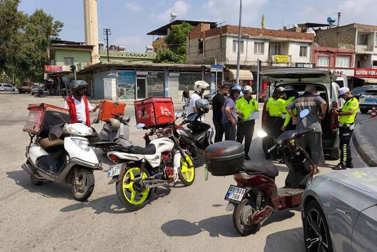 Ehliyetsiz sürücü, motosikletini araçların arasına park edip uygulamadan kaçmak isterken yakalandı