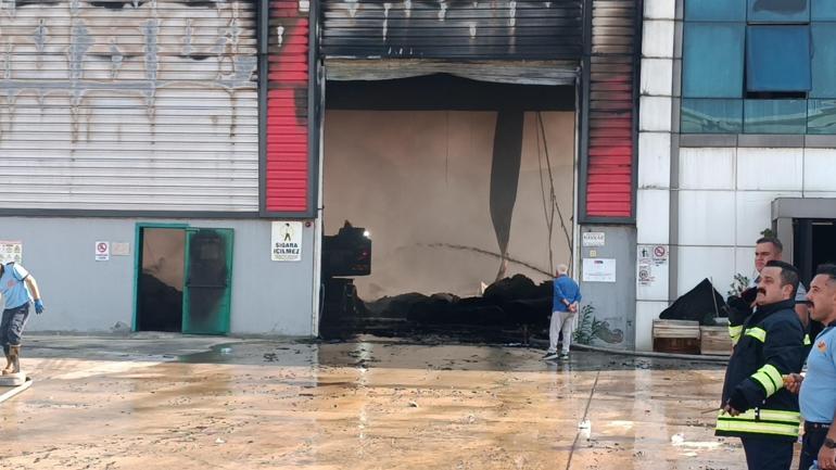 Gaziantepte elyaf fabrikasında yangın; 2 işçi dumandan etkilendi