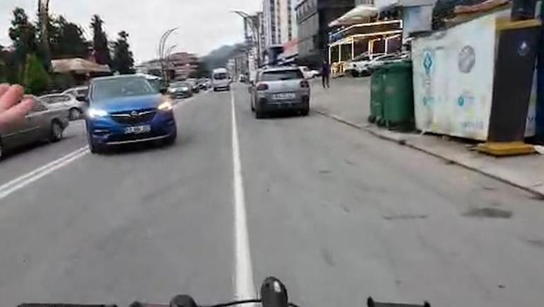 Otomobilden inen 2 kişinin tartıştıkları bisikletliyi darbettiği anlar kamerada
