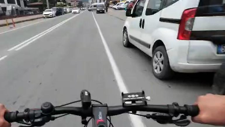 Otomobilden inen 2 kişinin tartıştıkları bisikletliyi darbettiği anlar kamerada