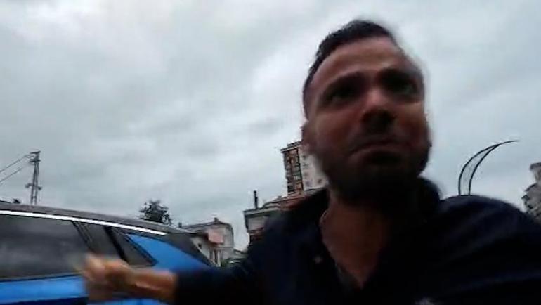 Otomobilden inen 2 kişinin tartıştıkları bisikletliyi darbettiği anlar kamerada