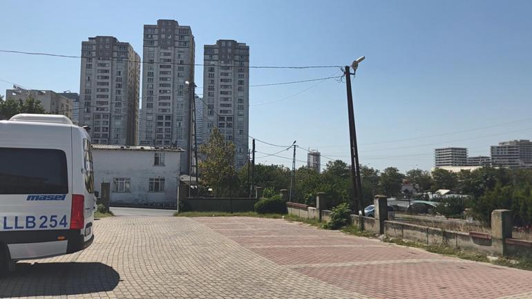 Başakşehirde yolda silahlı saldırıya uğrayan Eyüphan ağır yaralandı; arkadaşları başında bekledi