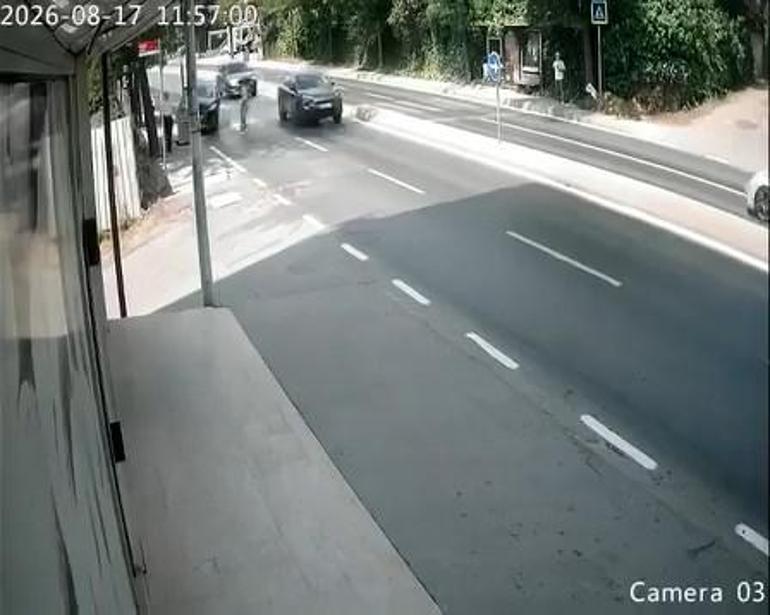 Pendikte yayayı fark edip manevra yaptı; vurduğu çöp konteyneri dede ve torununa çarptı