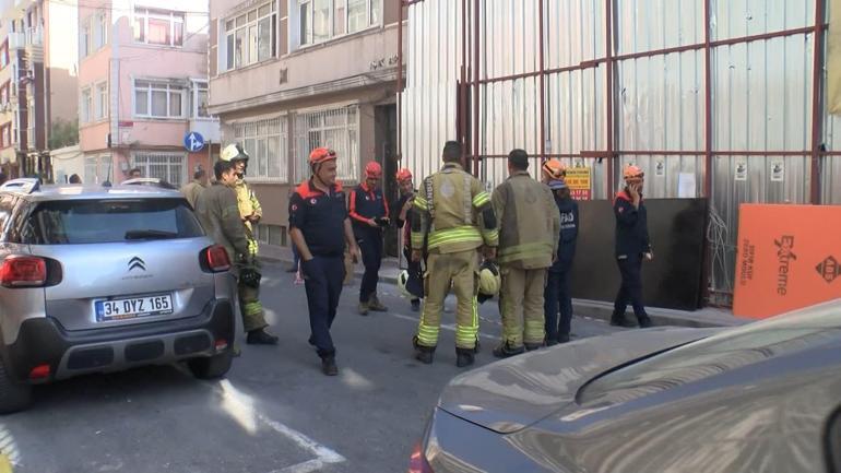 Fatihte yıkımı yapılan bina çöktü; 2 işçi yaralandı
