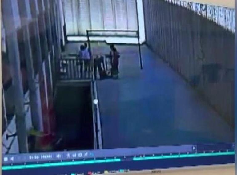 Arnavutköyde 4 yaşındaki Ediz devrilen futbol kalesinin altında kaldı: Çocuğum sürüklenerek getirildi