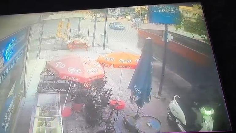 Adanada traktörden ayrılan römork 2 kişiye çarptı; kaza anı kamerada
