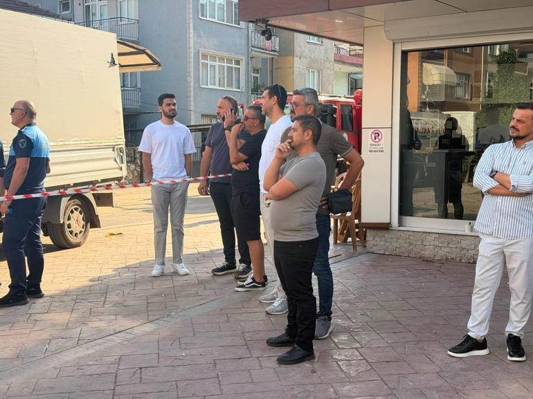 Bitişiğindeki temel kazısı sırasında yan yatmaya başlayan binanın yıkımı yapıldı