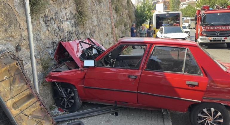 Ataşehir’de otomobil istinat duvarına çarptı; 3 yaralı