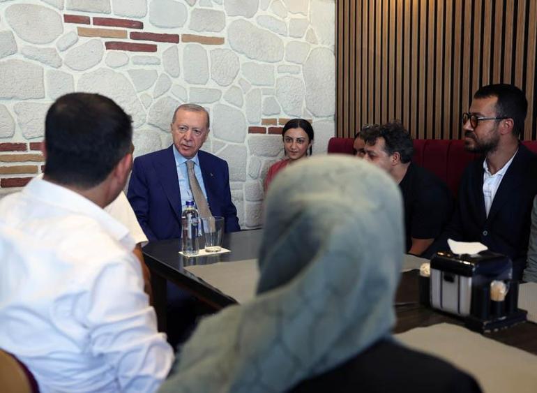 Cumhurbaşkanı Erdoğan, Üsküdarda esnafı ziyaret etti