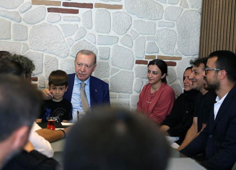 Cumhurbaşkanı Erdoğan, Üsküdarda esnafı ziyaret etti