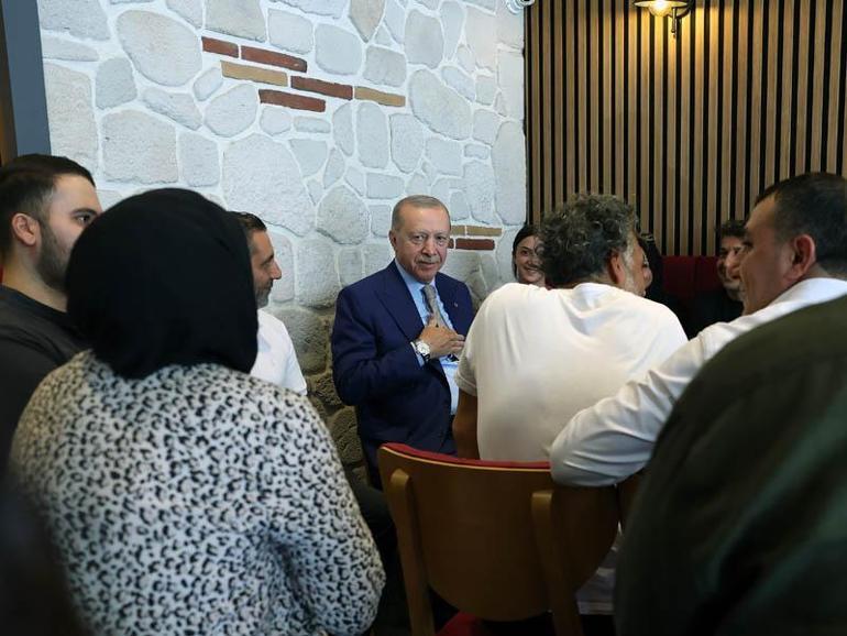 Cumhurbaşkanı Erdoğan, Üsküdarda esnafı ziyaret etti