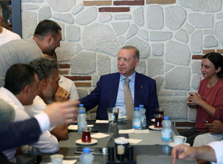 Cumhurbaşkanı Erdoğan, Üsküdarda esnafı ziyaret etti