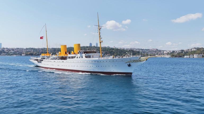 TCG Savarona gemisi İstanbul Boğazından geçti