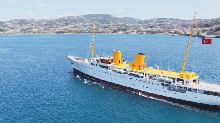 TCG Savarona gemisi İstanbul Boğazından geçti