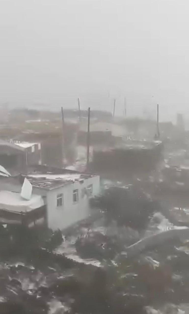 Çıldır’da şiddetli dolu ve fırtına: 20’den fazla evin çatısı uçtu