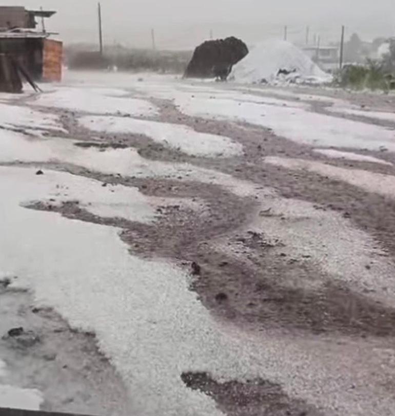 Çıldır’da şiddetli dolu ve fırtına: 20’den fazla evin çatısı uçtu