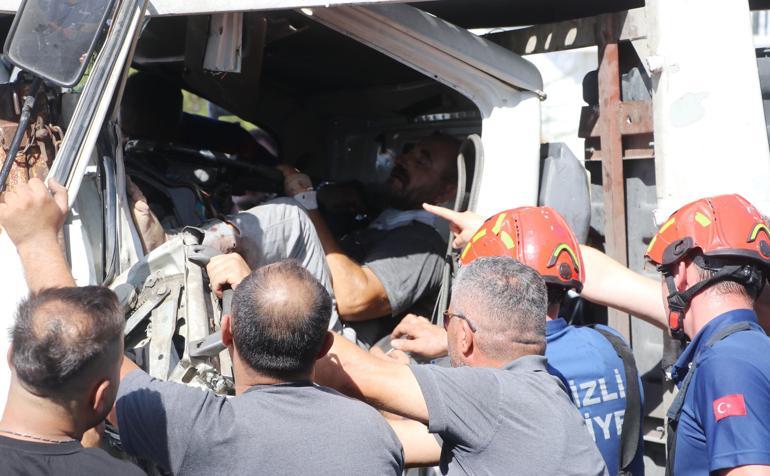 Denizlide çekici ile kamyonet çarpıştı; 2 yaralı