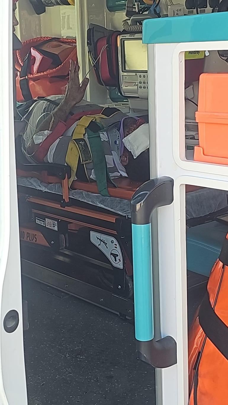 Minibüsün çarptığı motosikletteki 2 kişi yaralandı; kaza kamerada