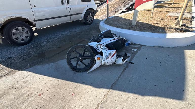 Minibüsün çarptığı motosikletteki 2 kişi yaralandı; kaza kamerada