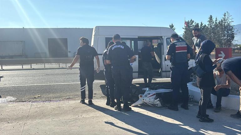 Minibüsün çarptığı motosikletteki 2 kişi yaralandı; kaza kamerada
