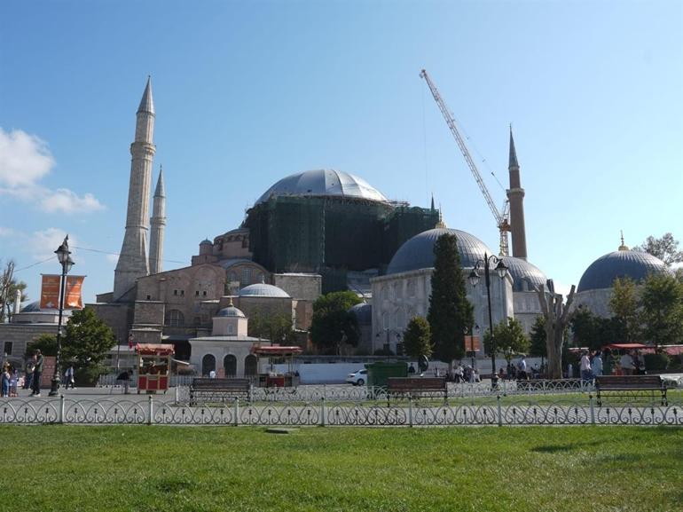 Bakan Ersoy, Ayasofyadaki restorasyon çalışmalarını inceledi