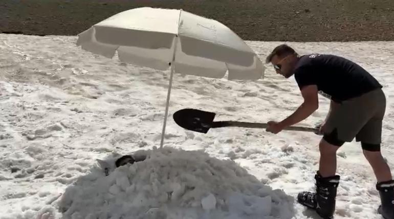 Çıktığı Ergan Dağı’nın zirvesinde arkadaşları kara gömdü