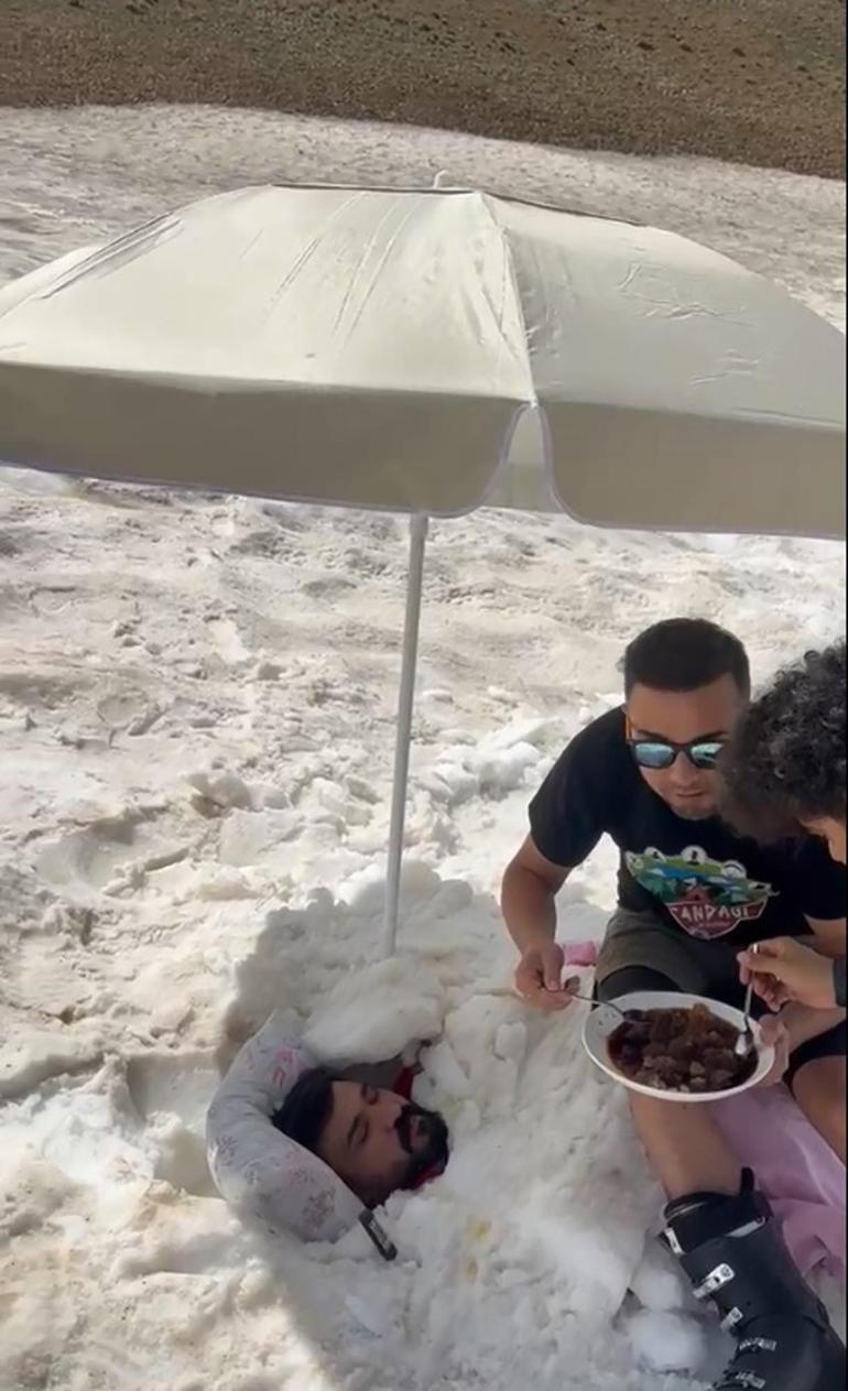 Çıktığı Ergan Dağı’nın zirvesinde arkadaşları kara gömdü