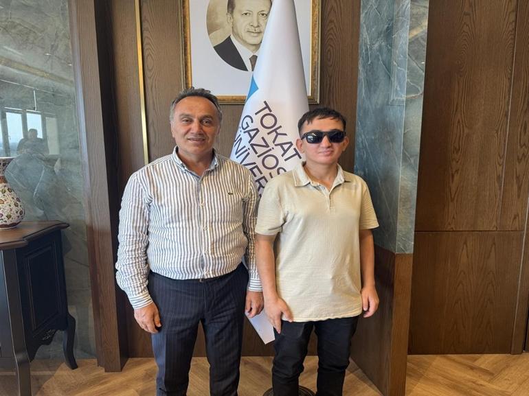 Türkiye 378’incisi olan görme engelli Taha, özel eğitim öğretmenliğini seçti