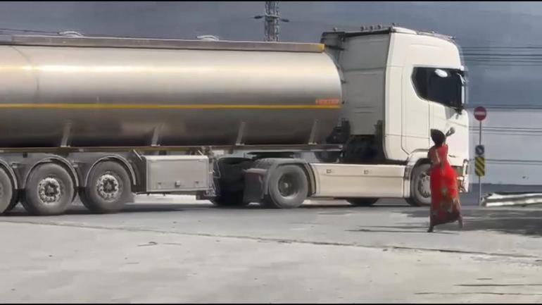 Hadımköyde yoldan geçen araçlara taş attı; çevredekiler tepki gösterdi