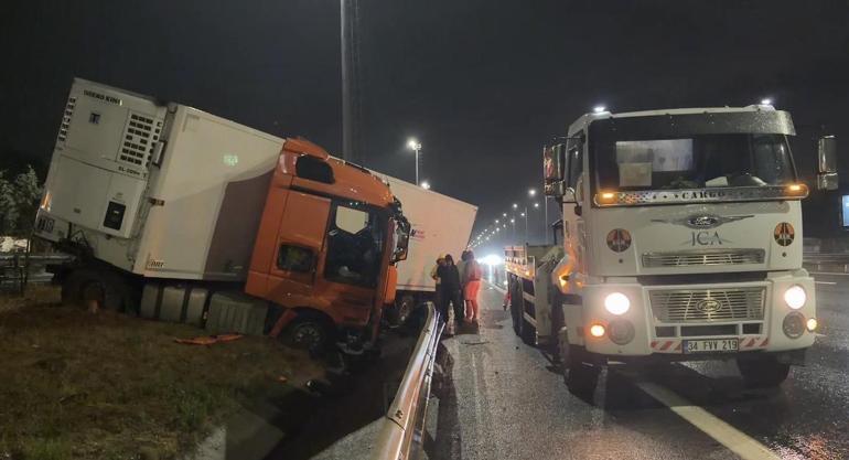 Çekmeköyde yağış nedeniyle kayganlaşan yolda TIR bariyere çarptı
